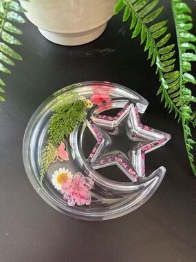 Resin trays made with love . I have a passion for crafting . Enjoy 😎